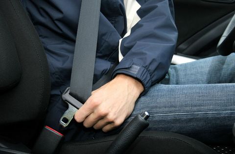 Vì sao các bạn không cài dây an toàn khi đi ô tô?