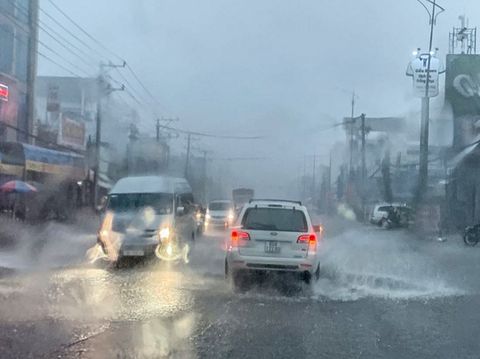 Lái xe ô tô trong trời mưa to và ngập lụt cao cần lưu ý những điều sau