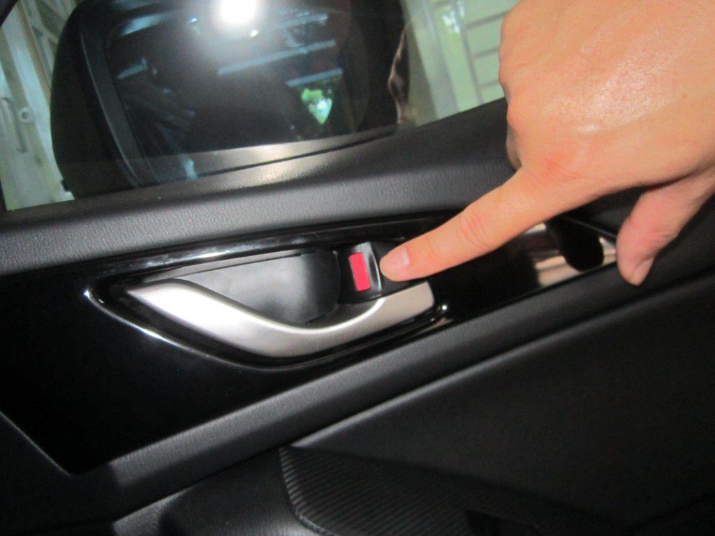 Hình 2: bộ phận khóa cửa ô tô