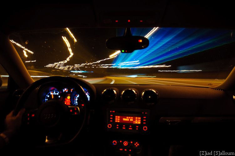 Hình : Lái xe trong màn đêm thật mạnh mẽ
