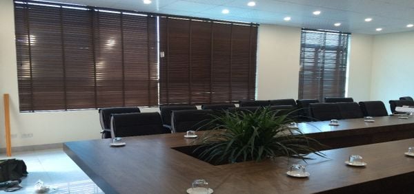 Rèm sáo gỗ được dùng trong văn phòng – phù hợp với nội thất và tăng tính sang trọng