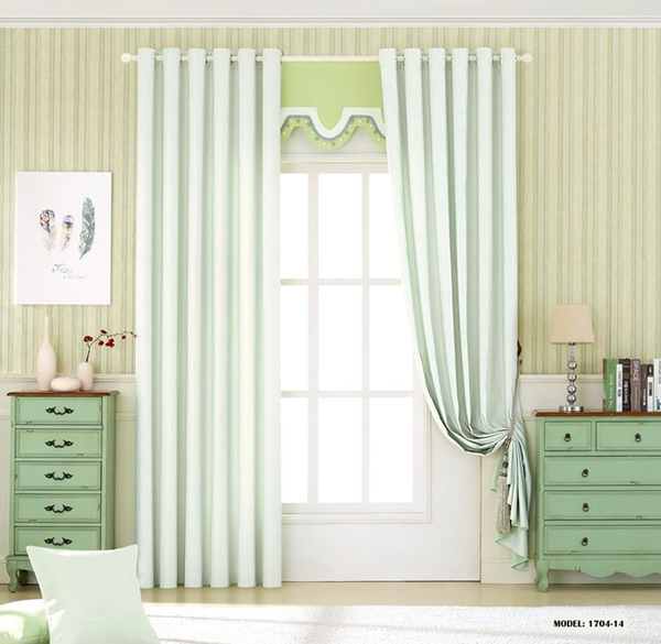 Rèm xanh pastel kết hợp với tường màu vàng sọc cổ điển