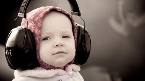 Cánh chọn tai nghe cho trẻ em giúp bảo vệ thính lực lâu dài