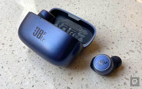 JBL công bố tai nghe không dây Live 300TWS