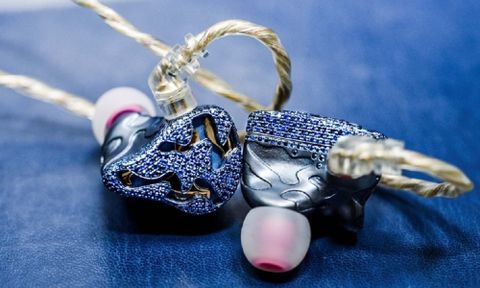 QDC ra mắt Blue Dragon: Tai nghe In-ear với 800 viên đá quý trị giá 300 triệu Đồng