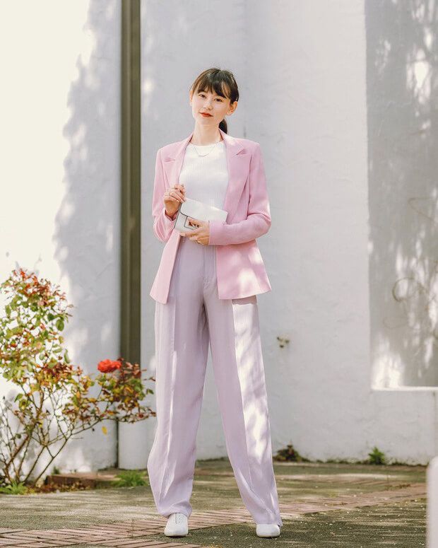 blazer hồng khoác ngoài set đồ với màu trắng