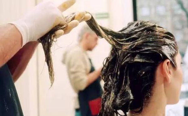 Bạn muốn tóc đổi màu nhưng lo lắng về tác hại của thuốc nhuộm? Hãy xem hình ảnh liên quan để tìm hiểu thêm về các loại thuốc nhuộm tóc và cách chọn sản phẩm an toàn cho mái tóc của bạn.