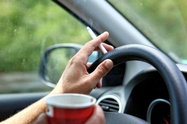 Thói quen hút thuốc trong xe gây mùi hôi khó chụ cho xế yêu của bạn