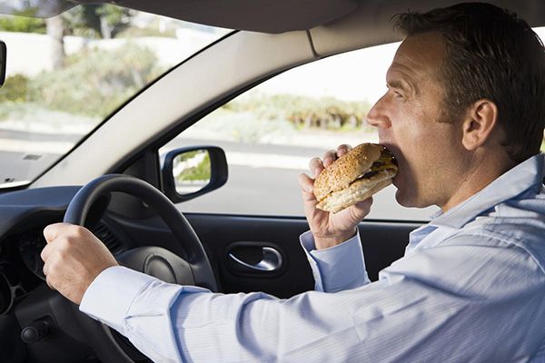 Ăn và để thức ăn thừa trong xe là một trong những nguyên nhân gây mùi