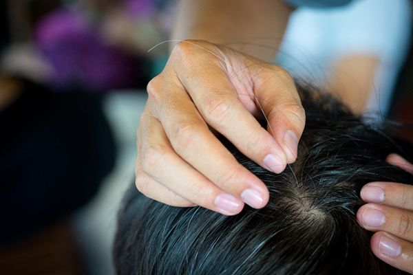 Nhổ tóc bạc - Tóc bạc là nỗi ám ảnh của nhiều người, tuy nhiên việc nhổ tóc bạc không phải là giải pháp đúng đắn. Điều này có thể gây tổn thương cho da đầu, gây ra viêm nhiễm và dẫn đến tình trạng rụng tóc nghiêm trọng. Vì vậy, hãy tìm đến các phương pháp chăm sóc tóc hiệu quả và lành mạnh hơn để giải quyết vấn đề này.
