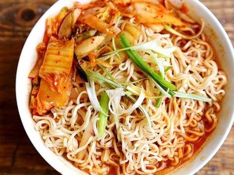 VÌ SAO NGƯỜI HÀN QUỐC THÍCH ĂN KIM CHI KÈM MÌ ĂN LIỀN? VÌ SAO NGƯỜI HÀN QUỐC THÍCH ĂN KIM CHI KÈM MÌ ĂN LIỀN?