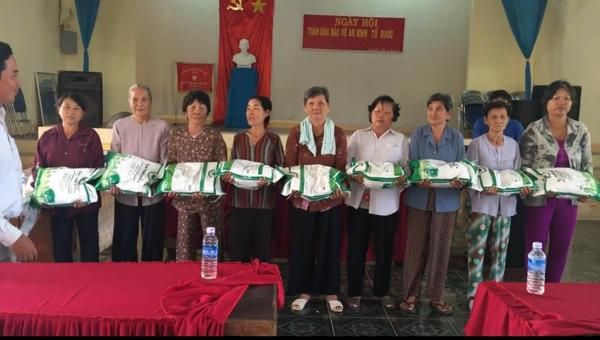 GẠO VINH HIỂN PHÁT GẠO TỪ THIỆN CHO BÀ CON ĐỊA PHƯƠNG GÒ CÔNG TÂY TIỀN GIANG