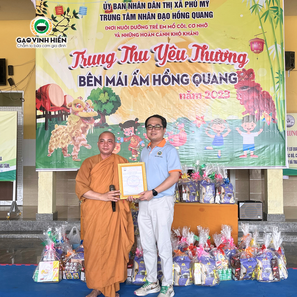 GẠO VINH HIỂN SẺ CHIA NHỮNG PHẦN QUÀ Ý NGHĨA ĐẾN MÁI ẤM HỒNG QUANG