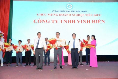 Công Ty Gạo Vinh Hiển Vinh Dự Nhận Bằng Khen Từ Chủ Tịch Ủy Ban Nhân Dân Tỉnh Tiền Giang