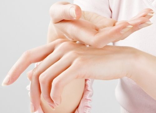 Chăm sóc da tay bị khô trong mùa dịch