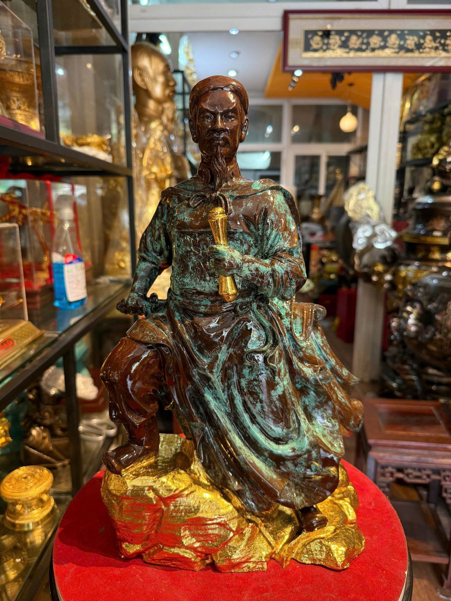 Tượng Trần Hưng Đạo bằng đồng