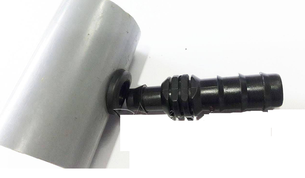 Khoan lỗ ống PVC cho hệ thống tưới nhỏ giọt