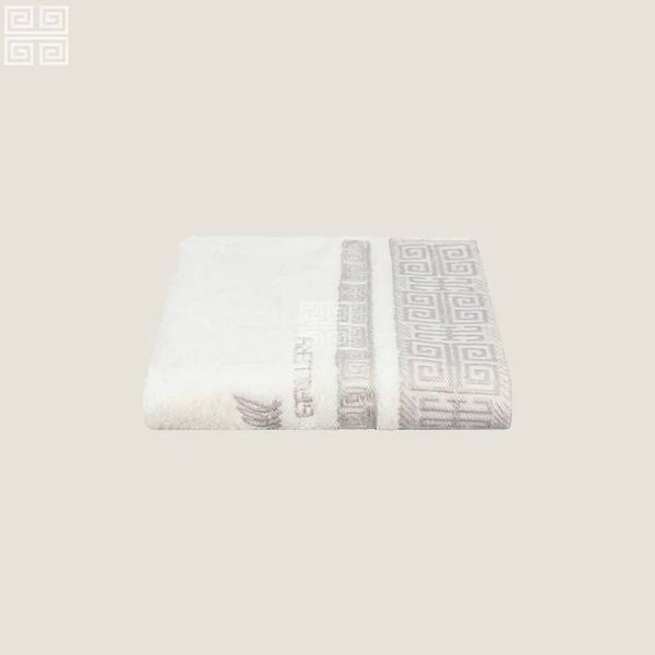 có nên đi spa nặn mụn không​