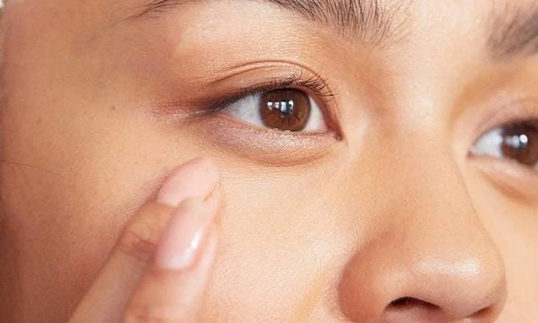 trị bọng mắt bằng khăn lạnh