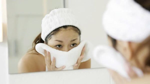 có nên dùng khăn khi rửa mặt