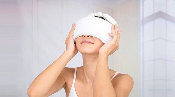 trị bọng mắt bằng khăn lạnh