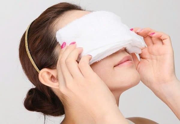 trị bọng mắt bằng khăn lạnh