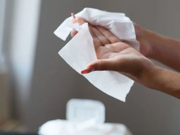 khăn giấy ướt được mang lên máy bay không