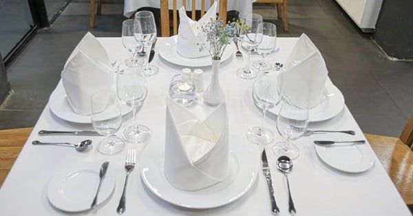 cách xếp khăn giấy để chén