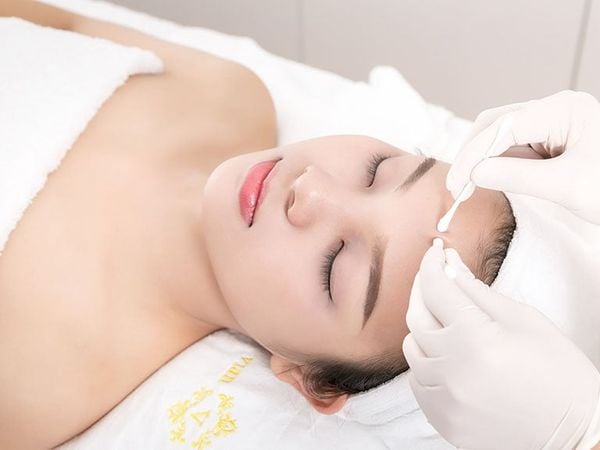 có nên đi spa nặn mụn không​