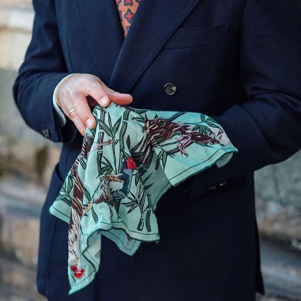 cách gấp khăn cài túi áo vest