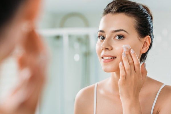 có nên đi spa nặn mụn không​
