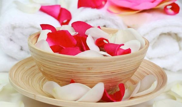 trị bọng mắt bằng khăn lạnh