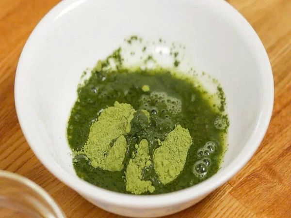 trị bọng mắt bằng khăn lạnh