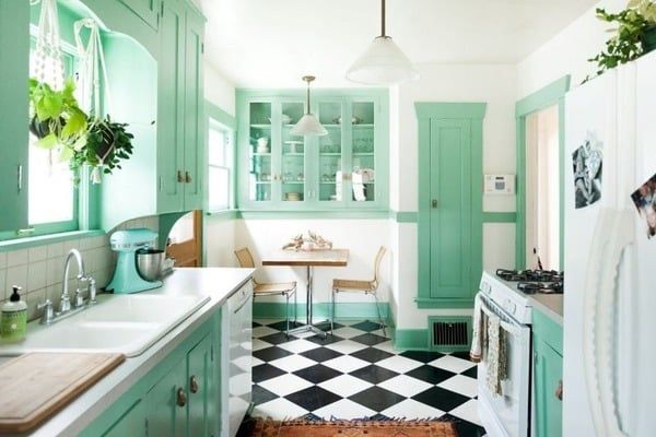 Nhà sơn màu trắng sứ kết hợp màu xanh pastel