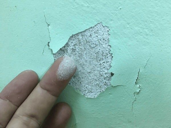 Cần sơn lót khi sơn lại nhà cũ khi bề mặt tường bong tróc