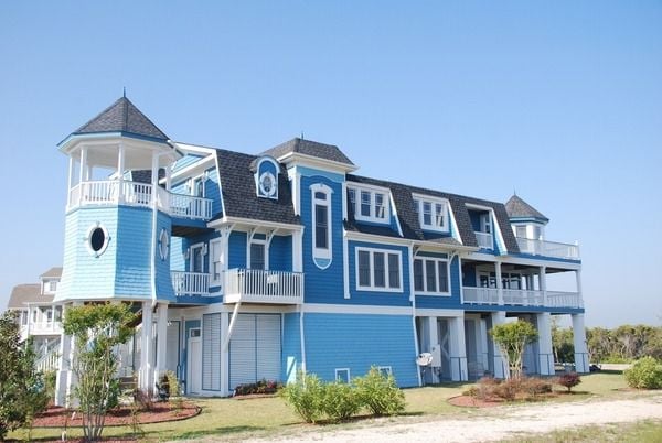 Ngôi nhà sơn màu xanh dương giúp giảm bớt cảm giác nóng bức