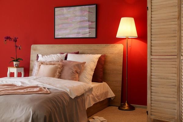 Màu sơn đỏ rực rỡ cũng được nhiều gia chủ lựa chọn cho phòng ngủ