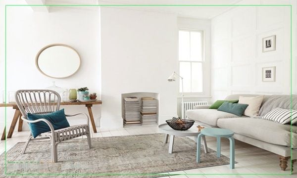 Phòng khách được sơn màu trắng giúp không gian thêm rộng rãi