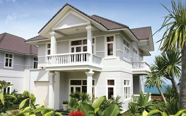 Nhà 2 tầng được sơn màu kem sữa kết hợp với màu hồng nhạt tạo nên sự tươi sáng