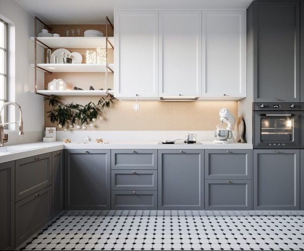Phòng bếp được sơn màu trắng xám giúp không gian trở nên sang trọng