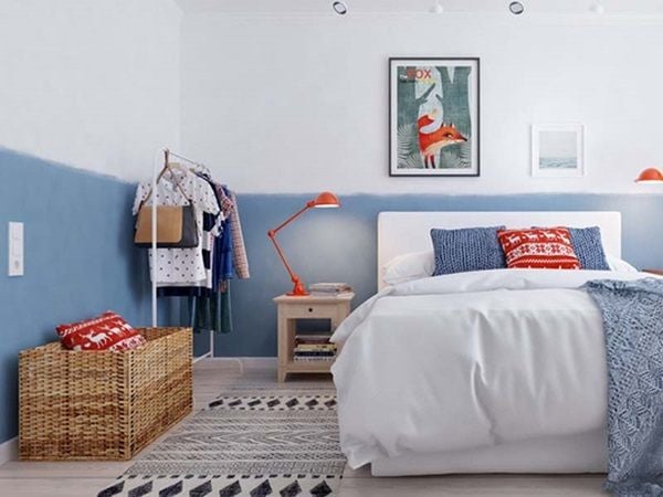 Bức tường phòng ngủ được sơn màu xanh nhạt ở trên và màu xanh đậm ở dưới