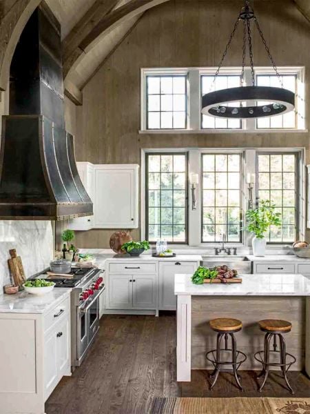15. Một chiếc bàn vintage với vai trò như đảo chuẩn bị thức ăn - nhỏ bé và vô cùng phù hợp với không gian bếp này.