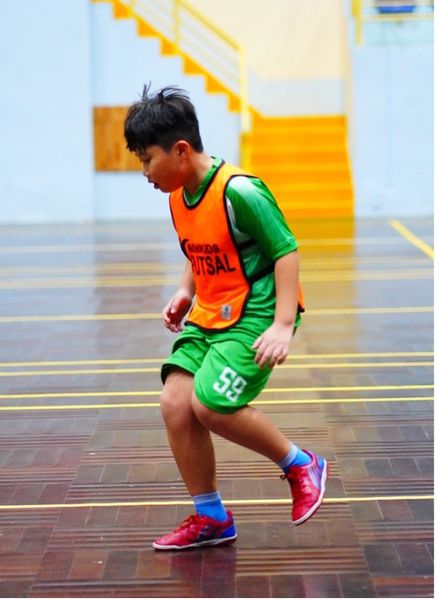 Giày đá banh Pan được các bé sử dụng tại sân Futsal