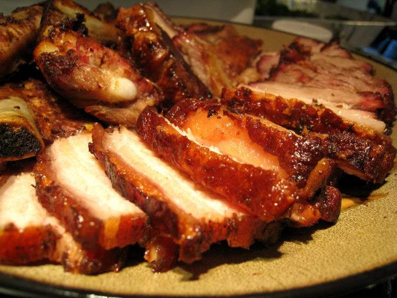 Thịt lợn cắp nách quay vàng giòn được thái miếng bày trên đĩa