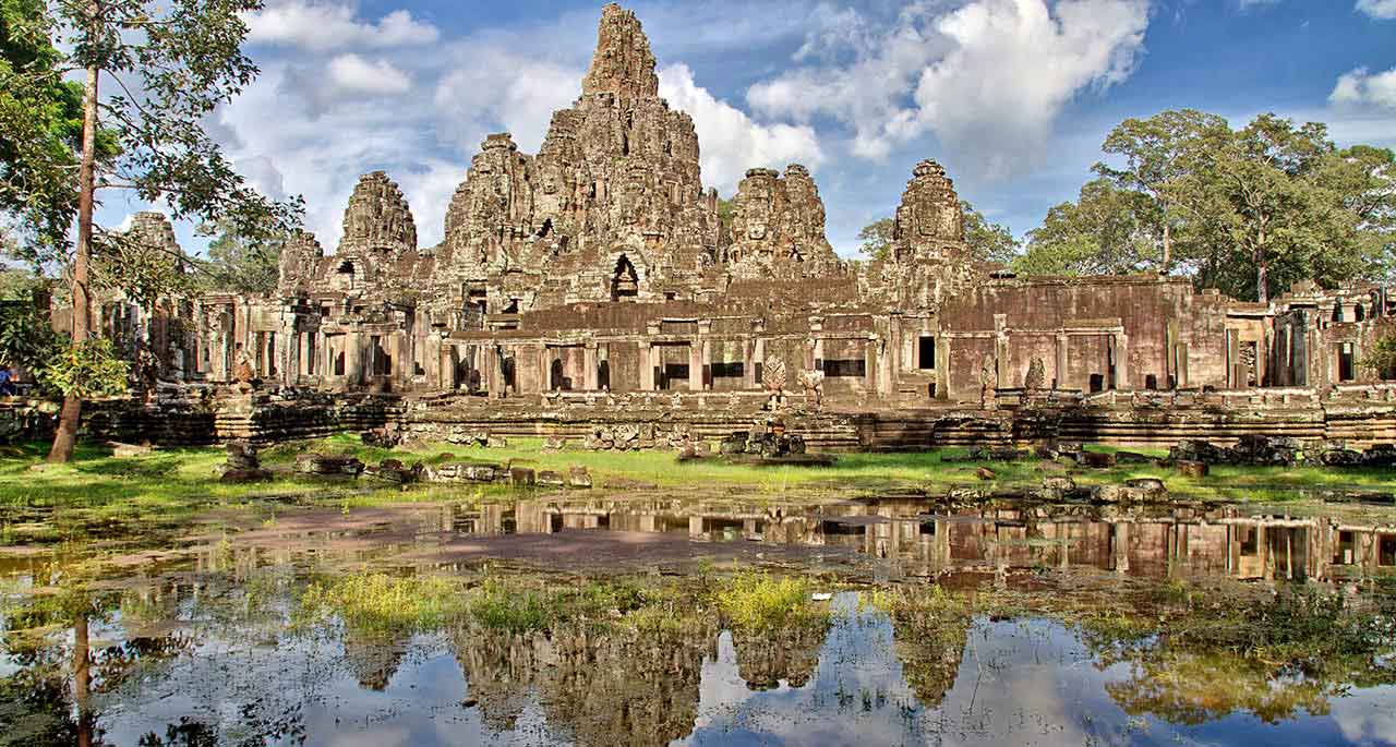 Quần thể đền Angkor Wat với kiến trúc đá tảng điêu khắc xếp chồng rất tự nhiên