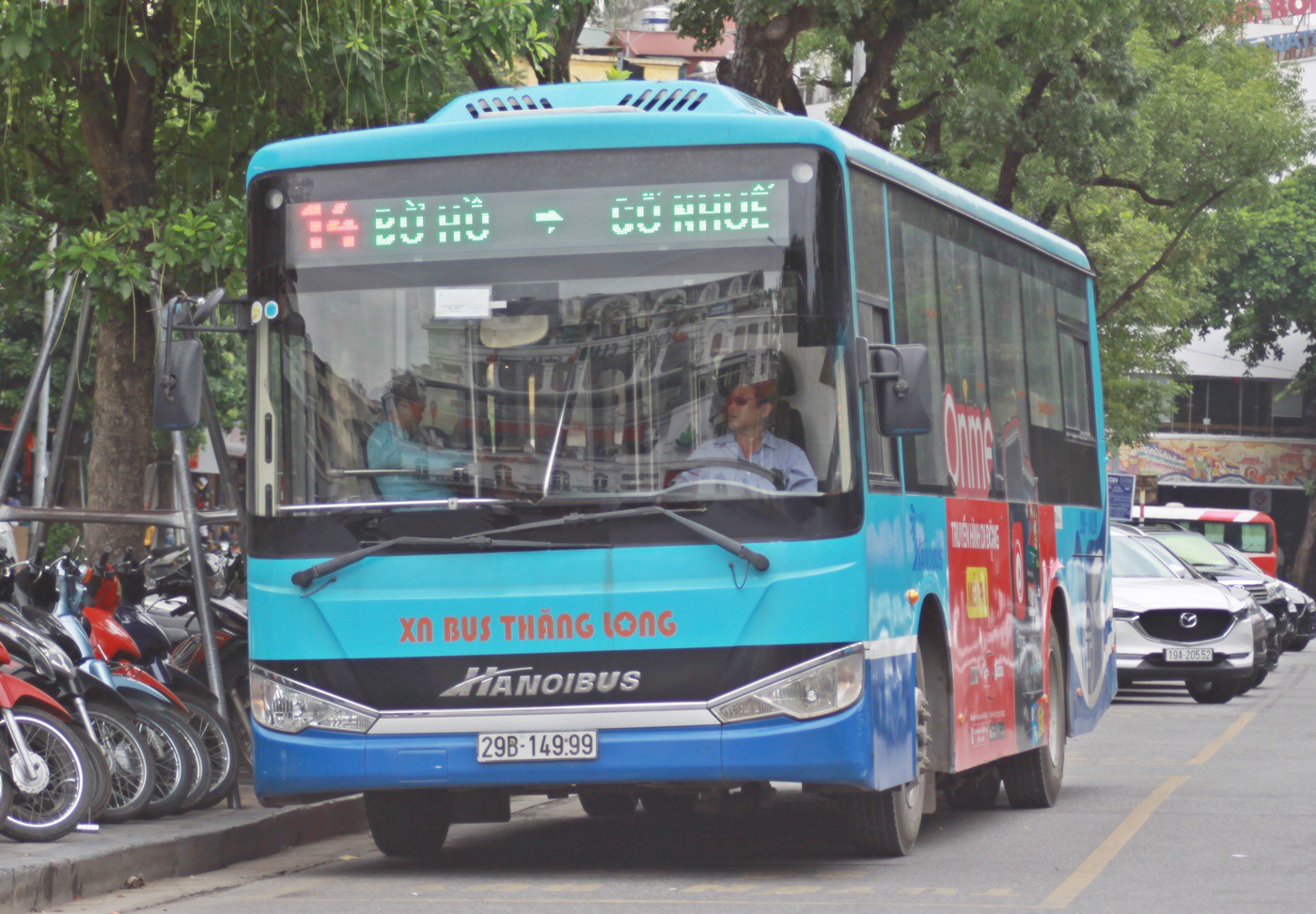 Chiếc xe bus tuyến 14 màu xanh da trời đang đi ra bờ hồ gươm