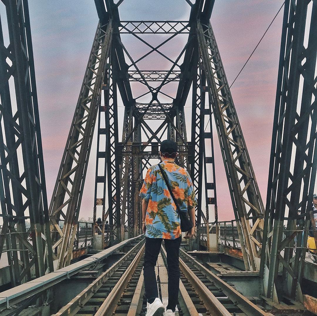 Bạn nam chụp ảnh trên cầu Long Biên cổ xưa nhưng đẹp tuyệt vời