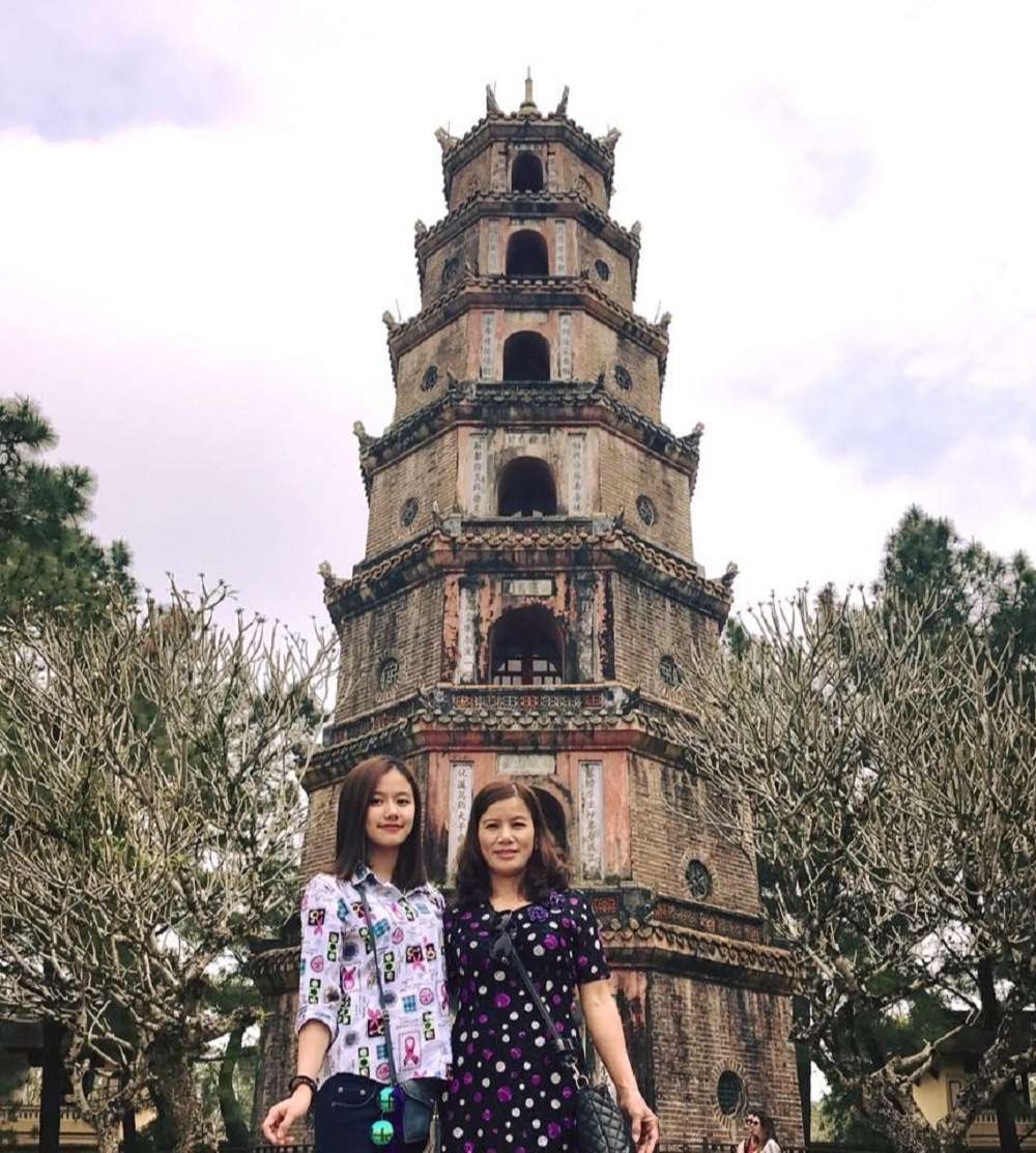 Tháp Phước Duyên cao sừng sững trong bức hình của 2 mẹ con bạn nữ