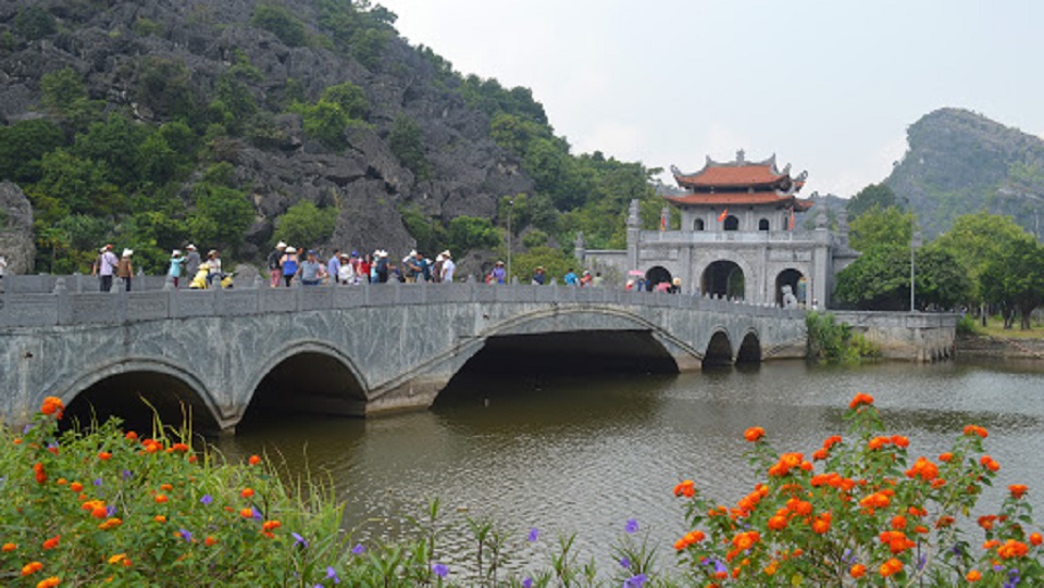 Cổng vào khu di tích cố đô Hoa Lư có núi cao, có sông nước quanh năm xanh mát