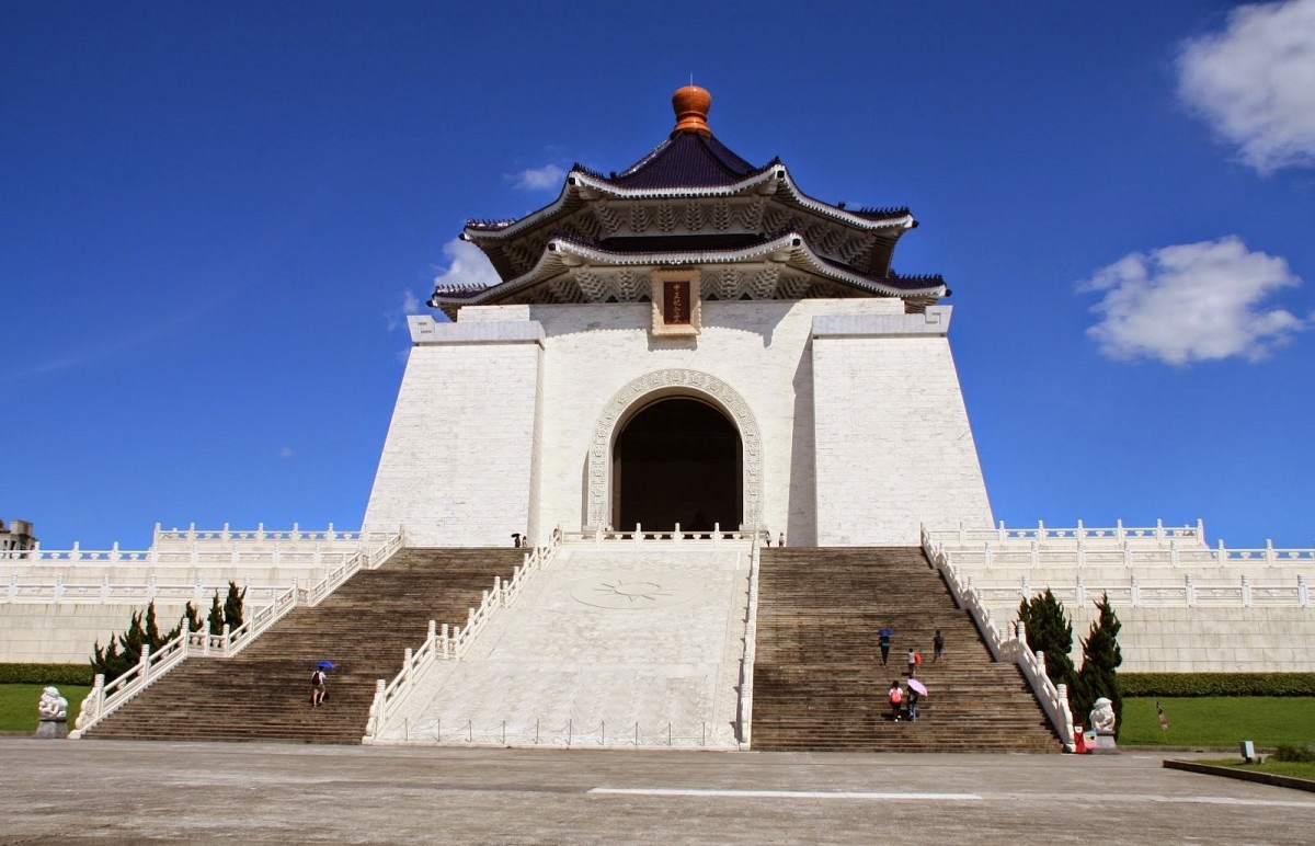 Đài tưởng niệm Tưởng Giới Thạch nền tường trắng, mái xanh kiến trúc trung hoa